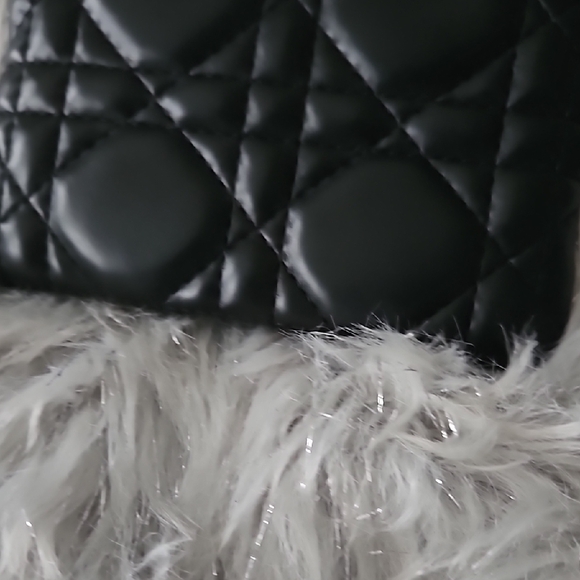 Chic Black Quilted Handbag - Picture 1 of 3